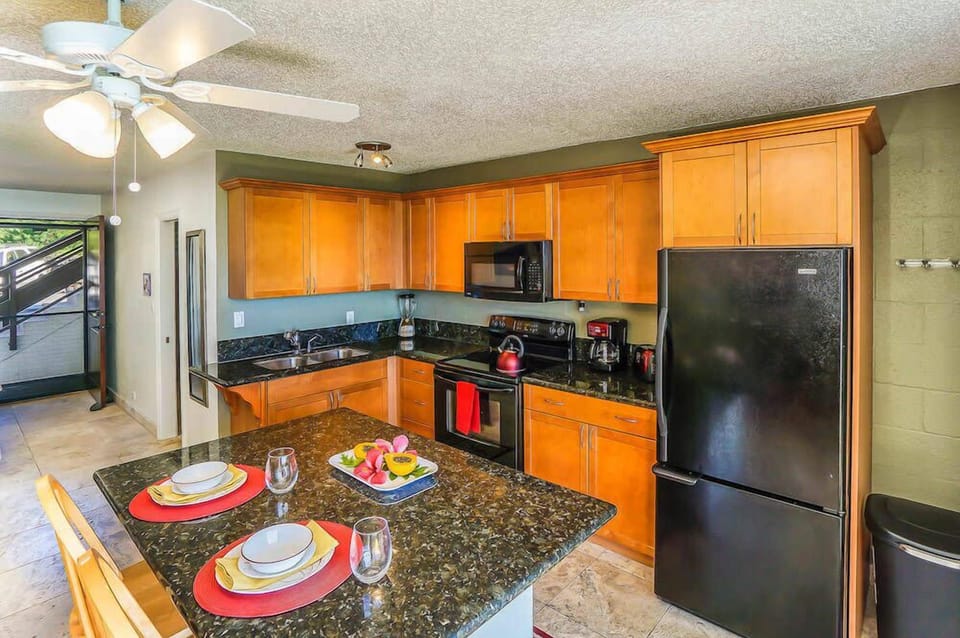 Studio Suite, 1 King Bed with Sofa bed, Patio, Ocean View (Kona White Sands A4) | Private kitchen | Fridge, microwave, oven, stovetop