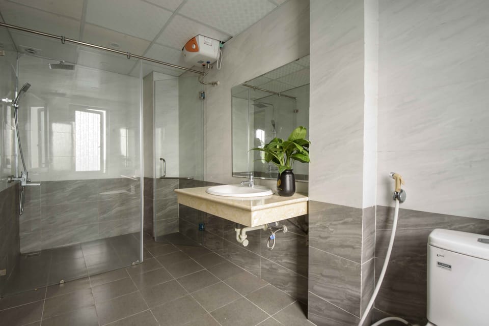 Deluxe Double Room | Bathroom | Shower, hydromassage showerhead, designer toiletries, hair dryer