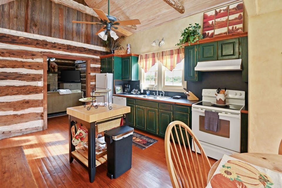 Cabin, 1 Bedroom | Private kitchen | Fridge, oven, coffee/tea maker