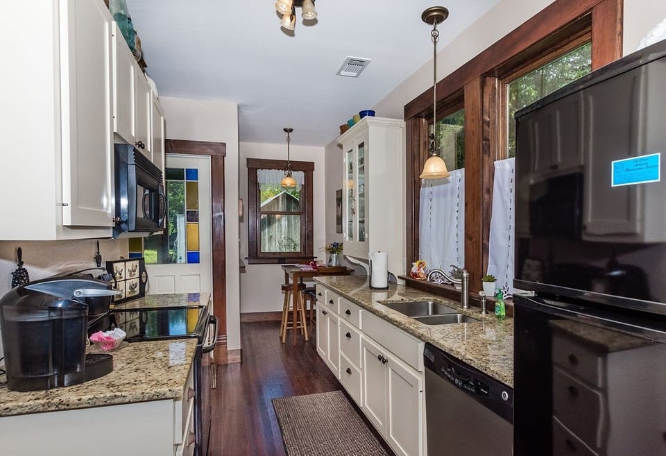 House, 2 Bedrooms | Private kitchen | Fridge, microwave, stovetop, coffee/tea maker