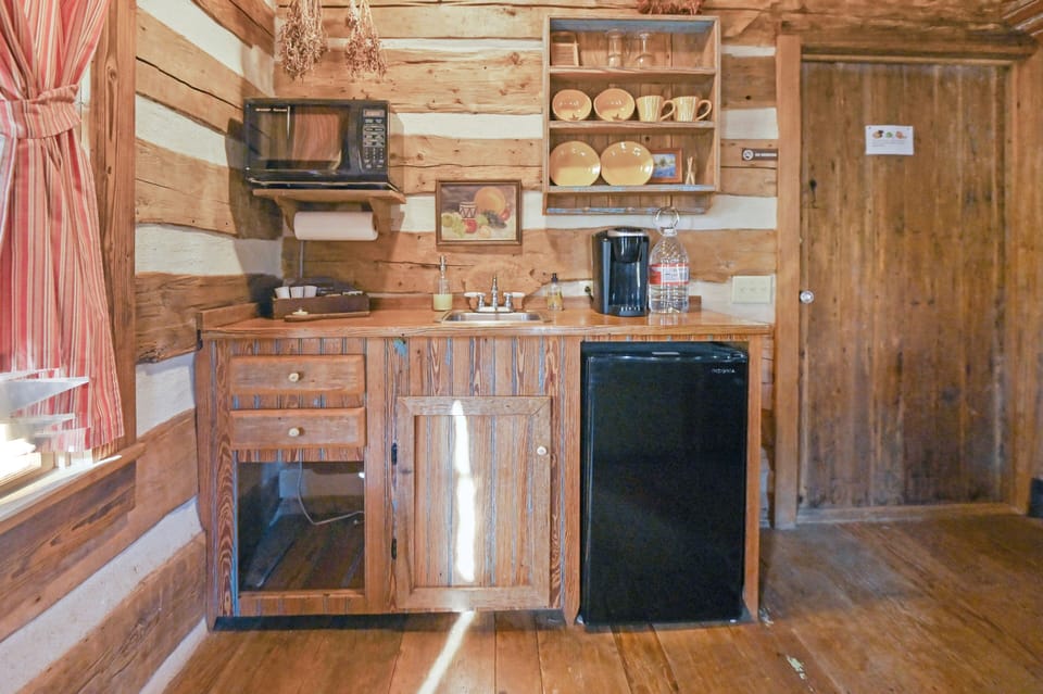 Cabin, 1 Bedroom | Private kitchen | Fridge, oven, coffee/tea maker, toaster