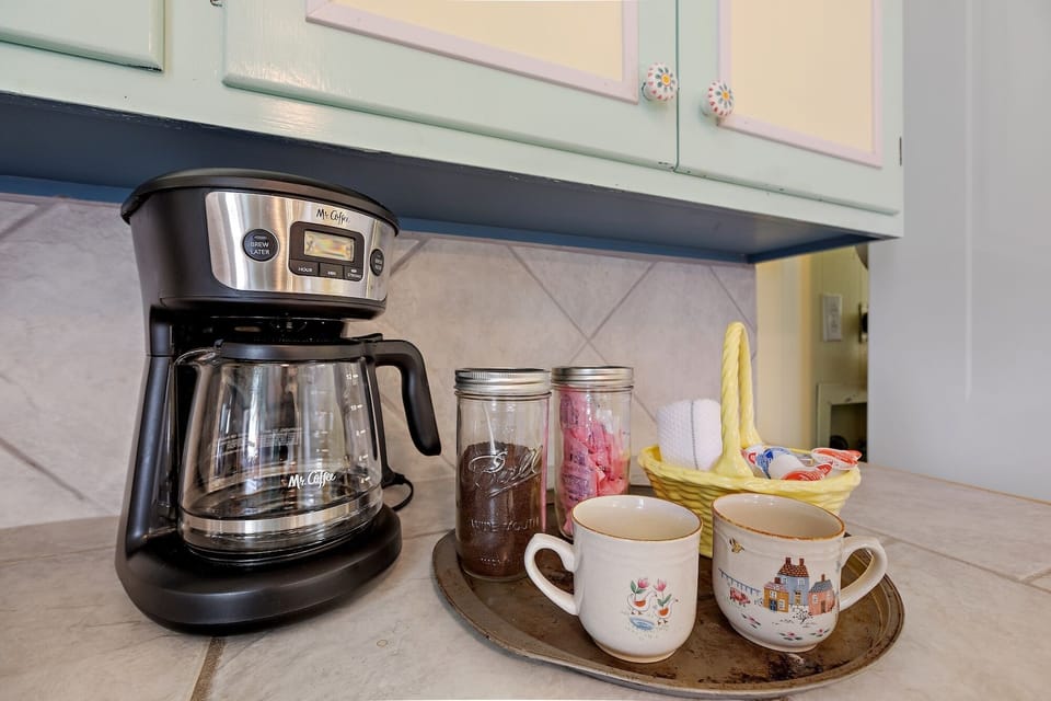 House, 2 Bedrooms | Private kitchen | Fridge, oven, stovetop, coffee/tea maker