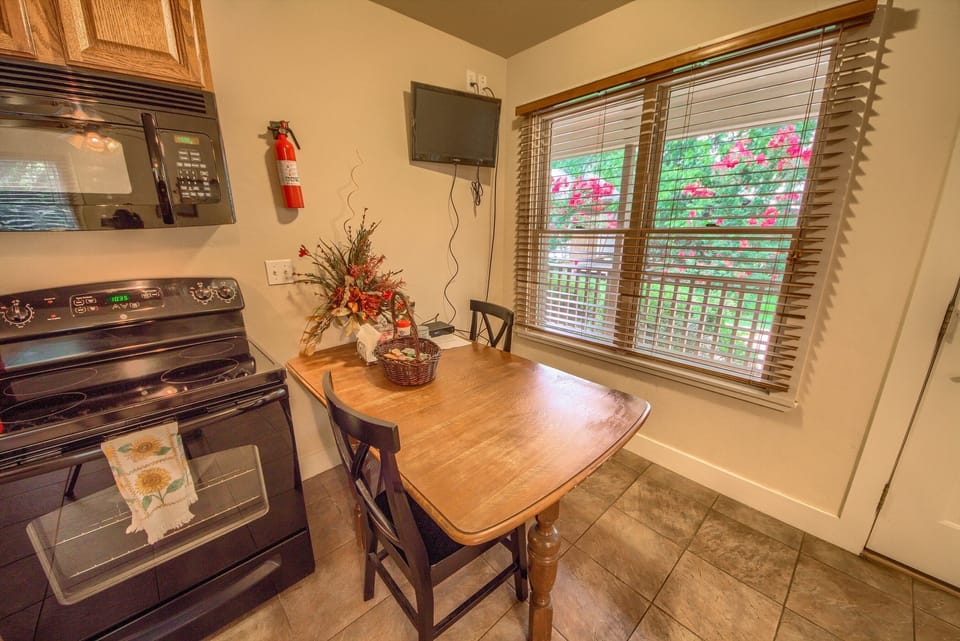 Cottage, 1 Bedroom | Dining