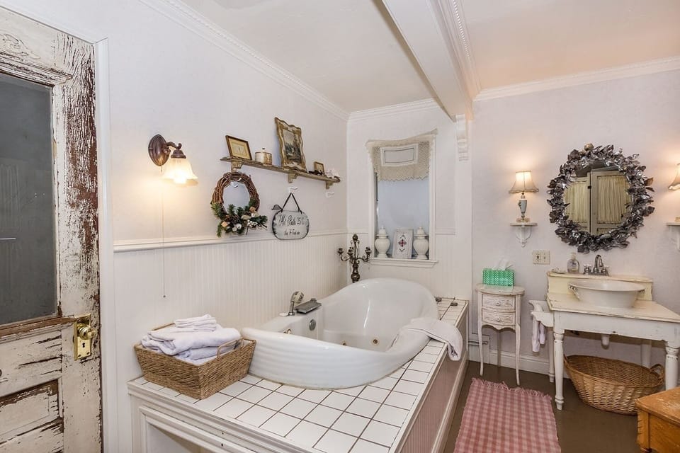 Binky's Summer Afternoon Studio Bedroom Cottage by RedAwning House in Fredericksburg