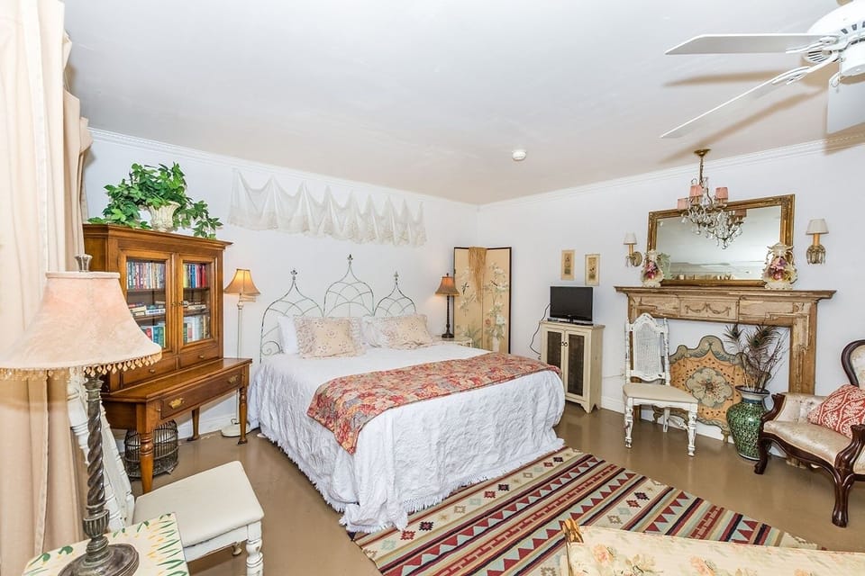 Cottage, 1 Bedroom | 1 bedroom, iron/ironing board, free WiFi