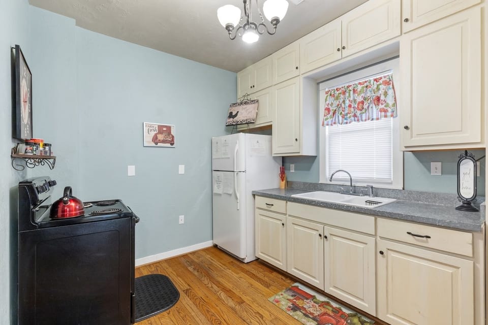 House, 2 Bedrooms | Private kitchen | Coffee/tea maker, fridge, oven, stovetop