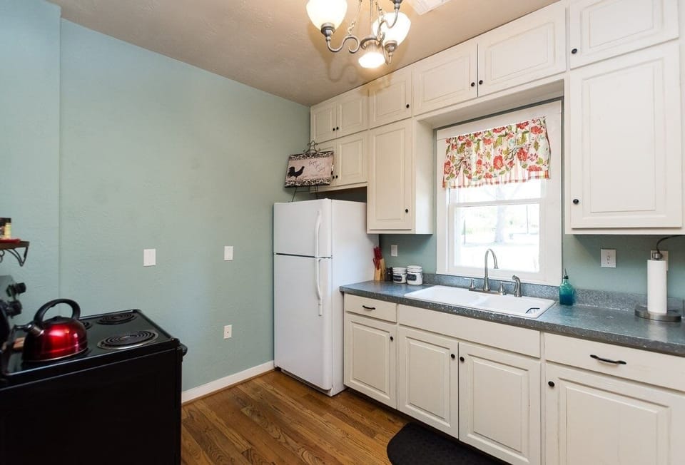 House, 2 Bedrooms | Private kitchen | Fridge, oven, stovetop, coffee/tea maker
