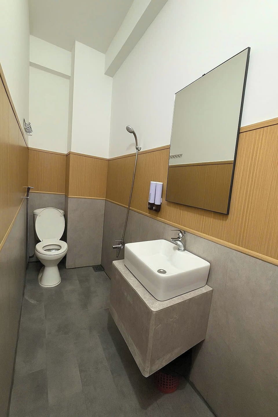 Deluxe Double Room | Bathroom | Shower, free toiletries, hair dryer, slippers