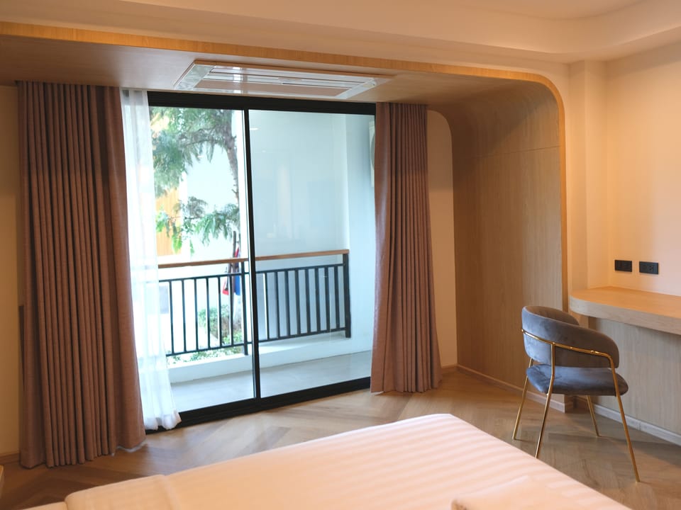 Deluxe Twin Room | In-room safe, desk, laptop workspace, blackout drapes