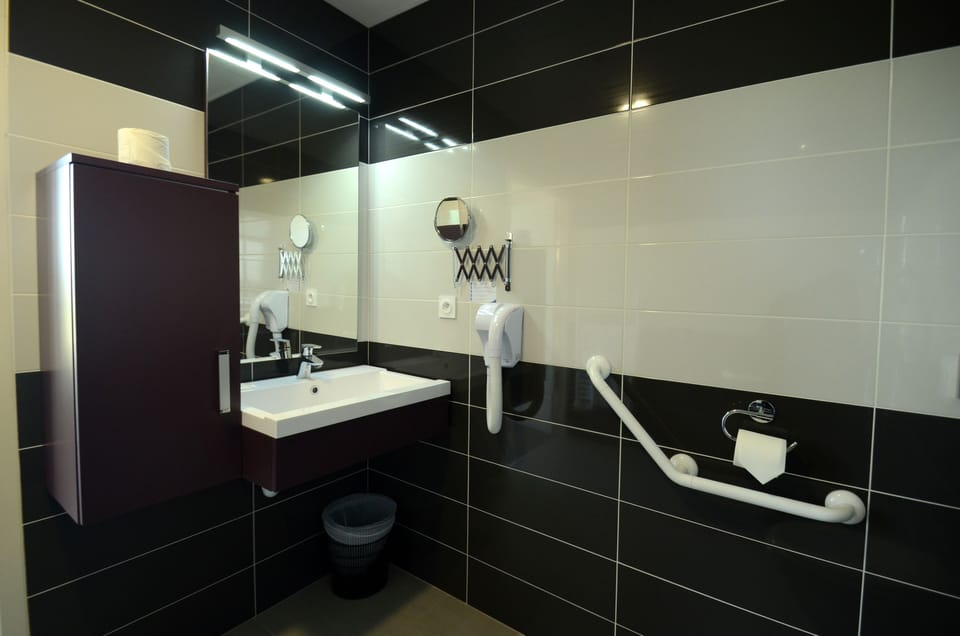 Suite avec Sauna | Bathroom | Shower, hair dryer, towels, soap