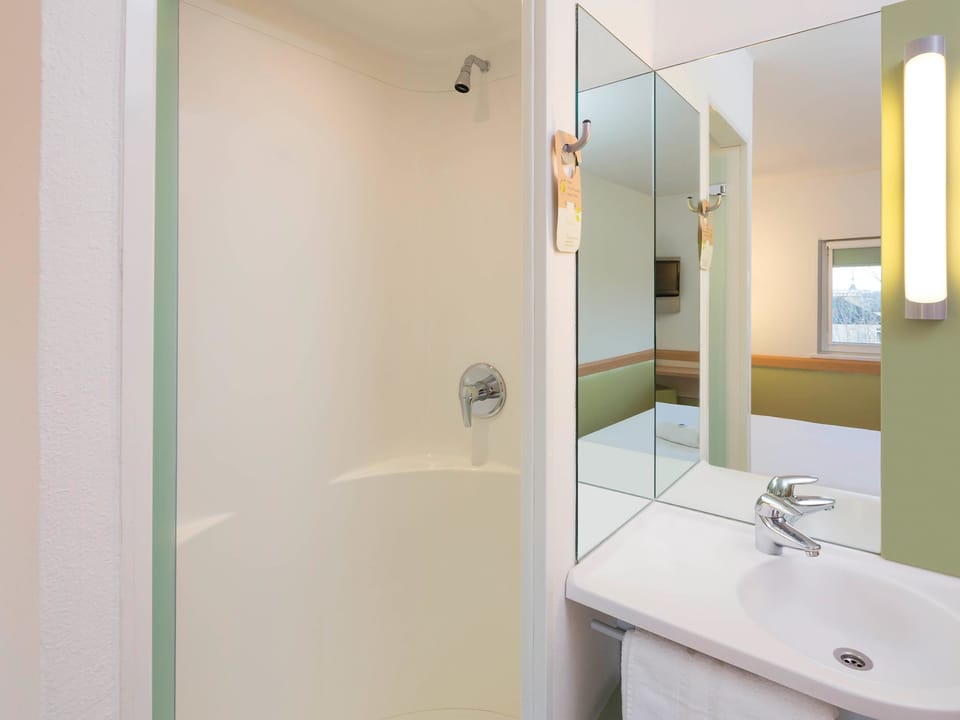 Shower, eco-friendly toiletries, towels