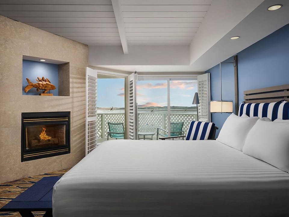 Deluxe Partial Bay View 1 King Balcony | Premium bedding, iron/ironing board, free WiFi, bed sheets