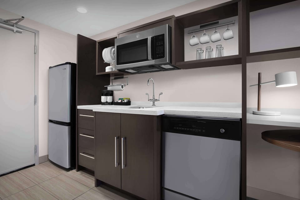 Coffee/tea maker, full-size fridge, microwave, dishwasher