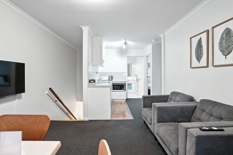Apartment, 2 Bedrooms, Free Wi-Fi & Parking | Living area | Flat-screen TV