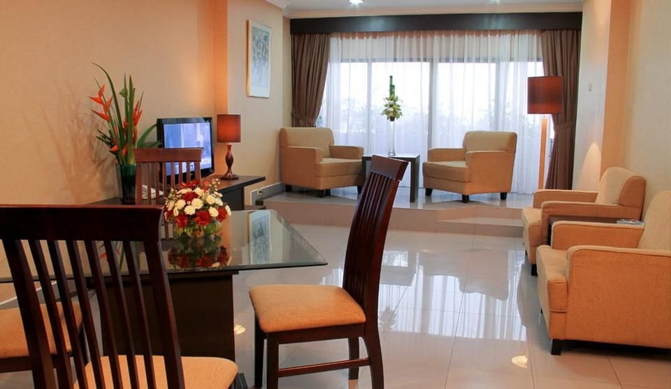 Living area | 21-inch LCD TV with cable channels, TV, fireplace