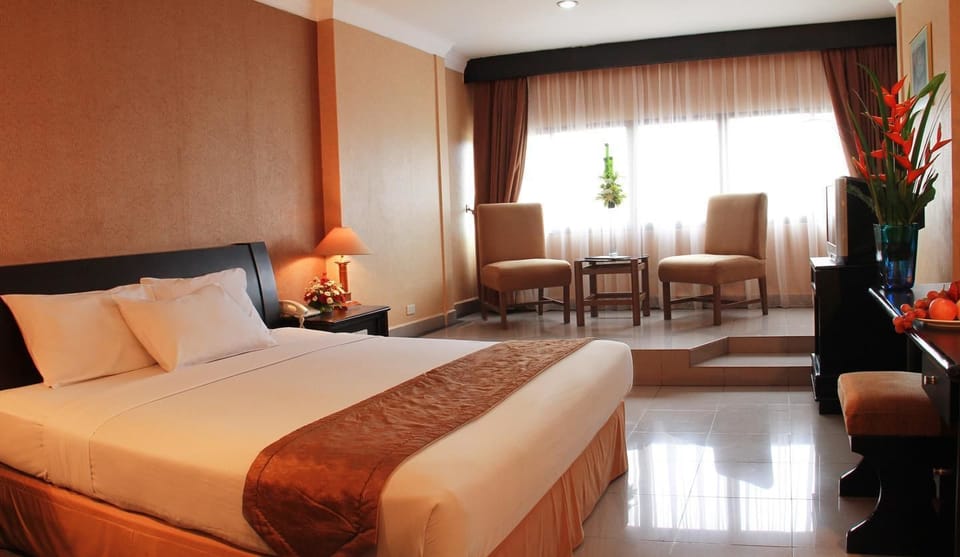 Minibar, desk, rollaway beds (surcharge), WiFi (free)