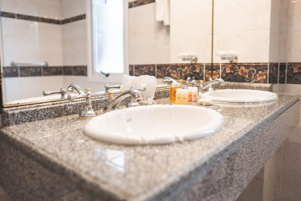 Bathroom | Combined shower/tub, hair dryer, bidet, towels