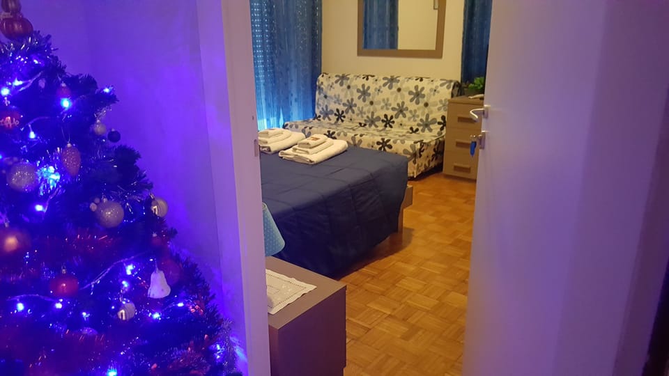 Deluxe Quadruple Room, Ensuite | 1 bedroom, in-room safe, individually decorated, desk