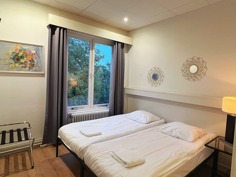 Double Room | Desk, free WiFi, bed sheets