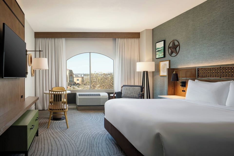 Standard Room, 1 King Bed | Premium bedding, pillowtop beds, in-room safe, desk