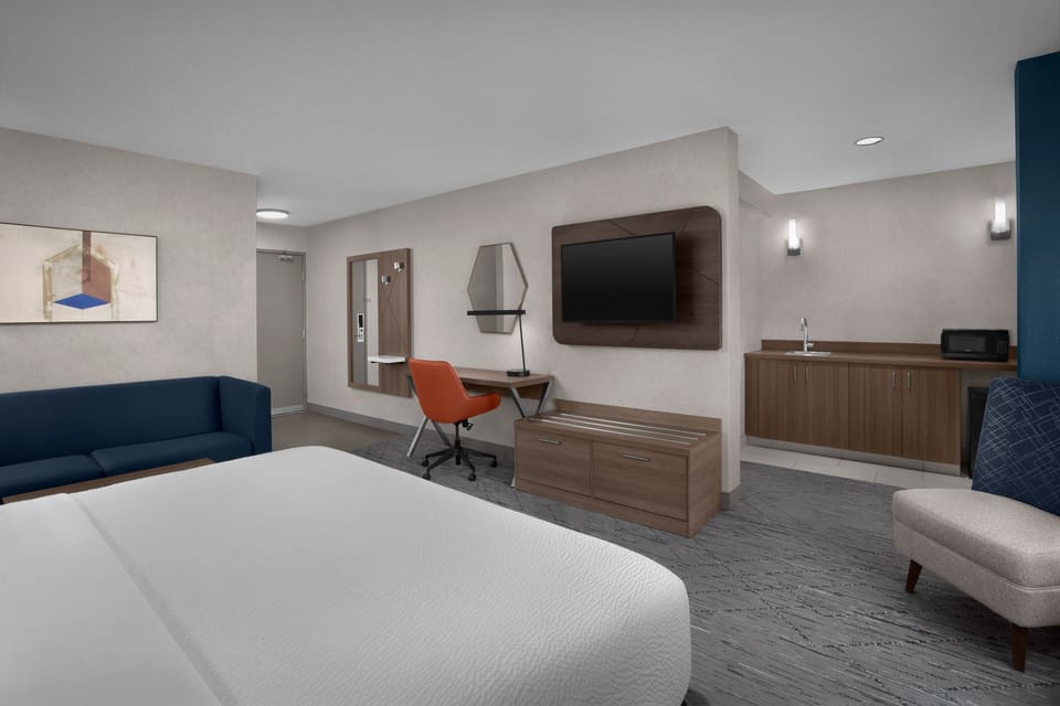 Standard Room, 1 King Bed, Mobility Accessible (Mobility Accessible) | In-room safe, desk, iron/ironing board, free WiFi