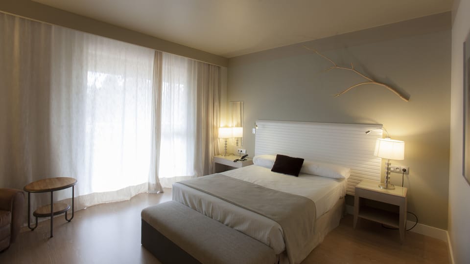 Premium bedding, down comforters, minibar, in-room safe