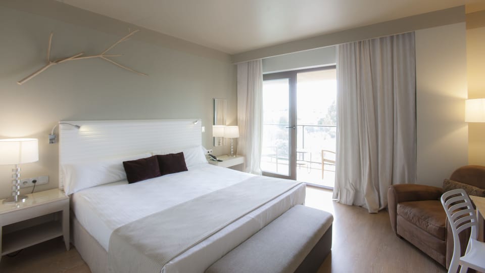 Premium bedding, down comforters, minibar, in-room safe