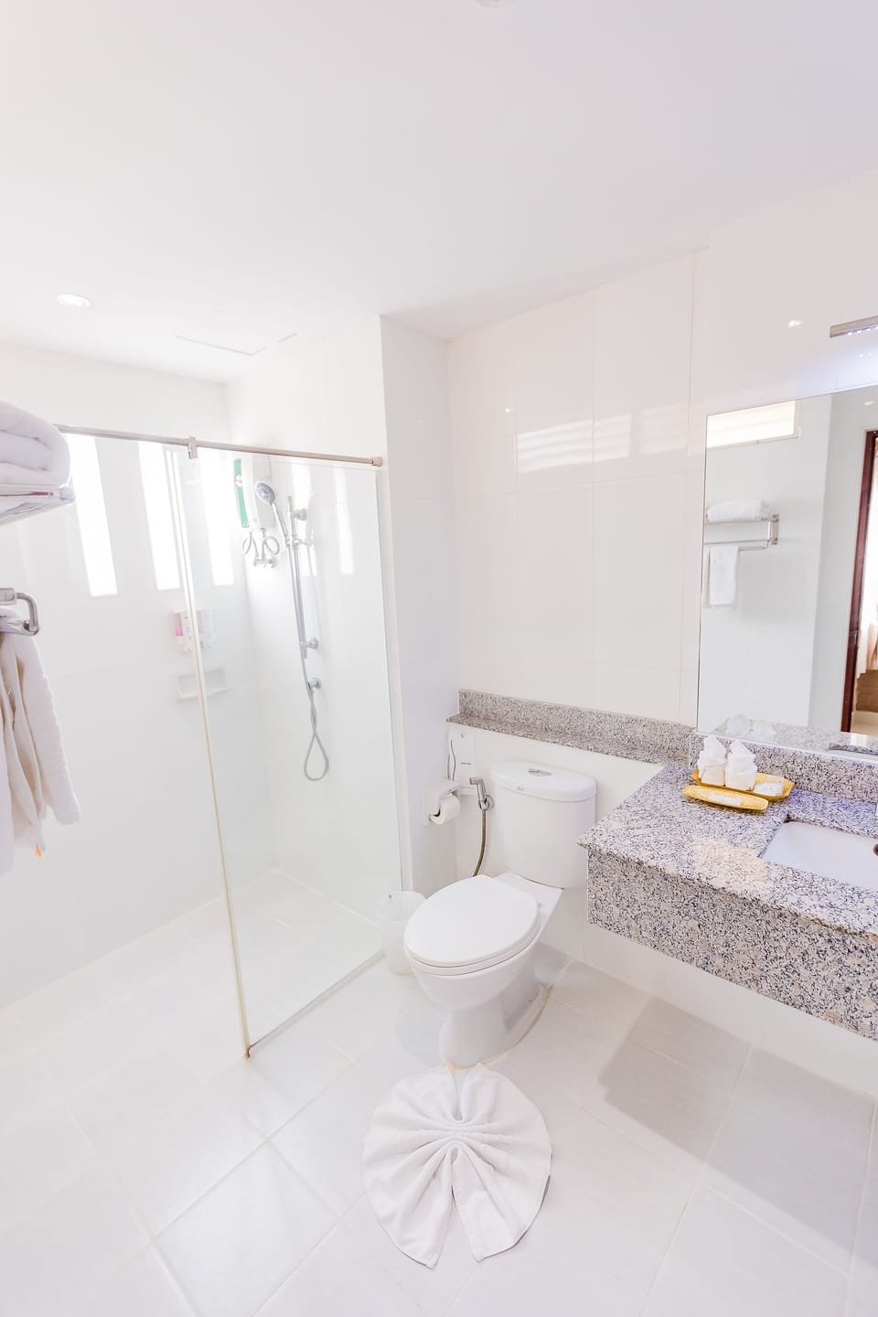 Superior Twin Room | Bathroom | Shower, free toiletries, hair dryer, slippers