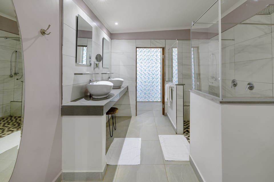 Luxury Double Room, 1 King Bed | Bathroom | Shower, free toiletries, hair dryer, slippers