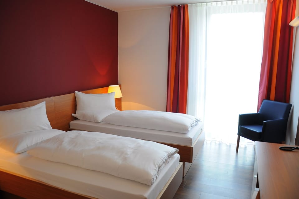 Twin Room, Non Smoking | Hypo-allergenic bedding, in-room safe, desk, blackout drapes