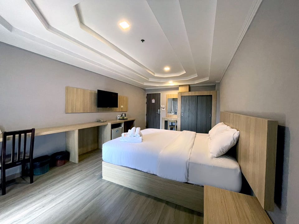 Grand Deluxe | Minibar, in-room safe, individually decorated, individually furnished
