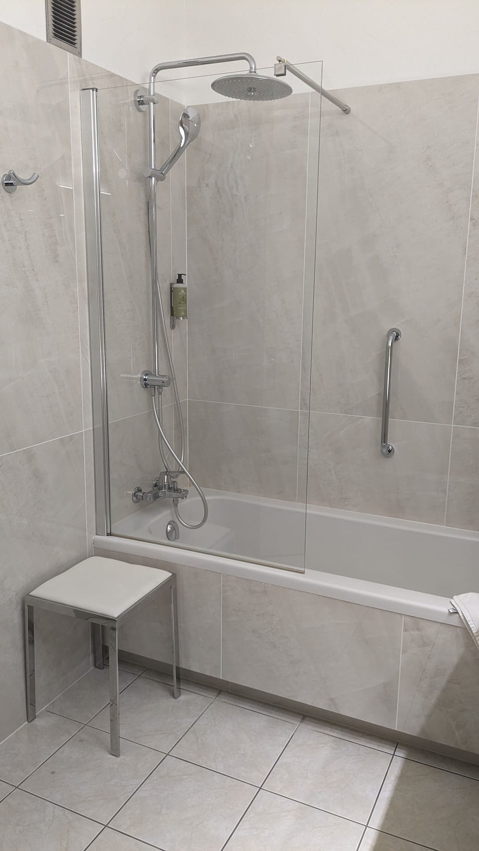 Combined shower/tub, hydromassage showerhead, free toiletries