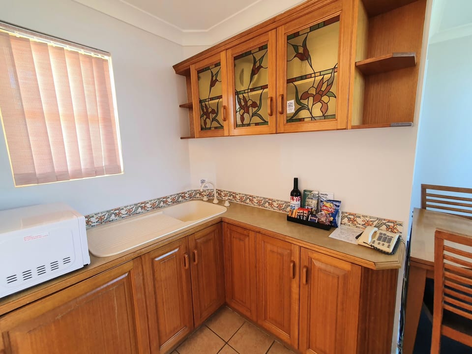 Suite with Spa Bath | Private kitchen | Coffee/tea maker, fridge, electric kettle