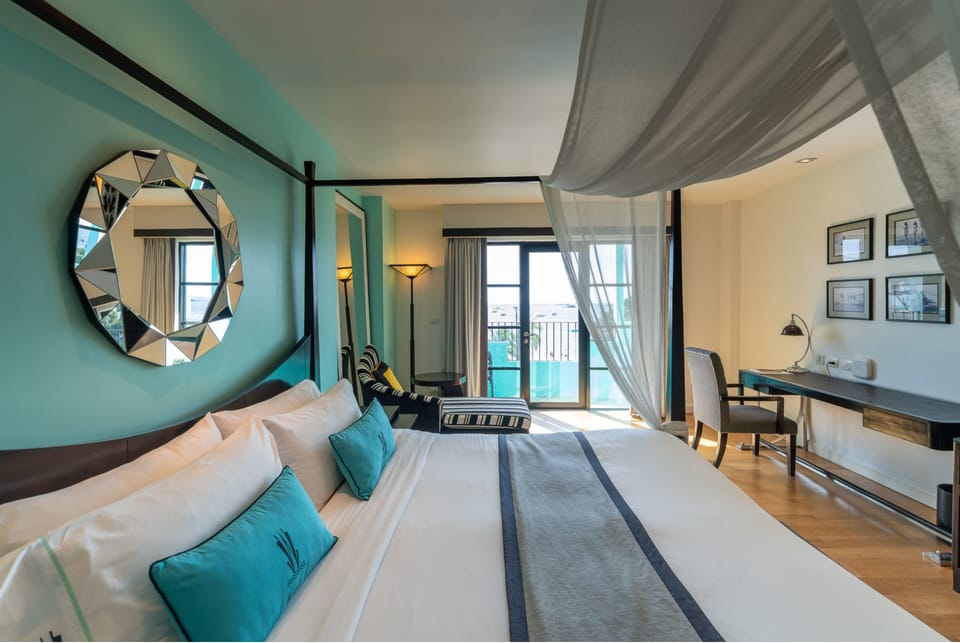 Twilight Room | Minibar, in-room safe, desk, blackout drapes