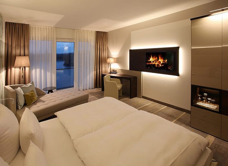 Premium bedding, in-room safe, desk, laptop workspace