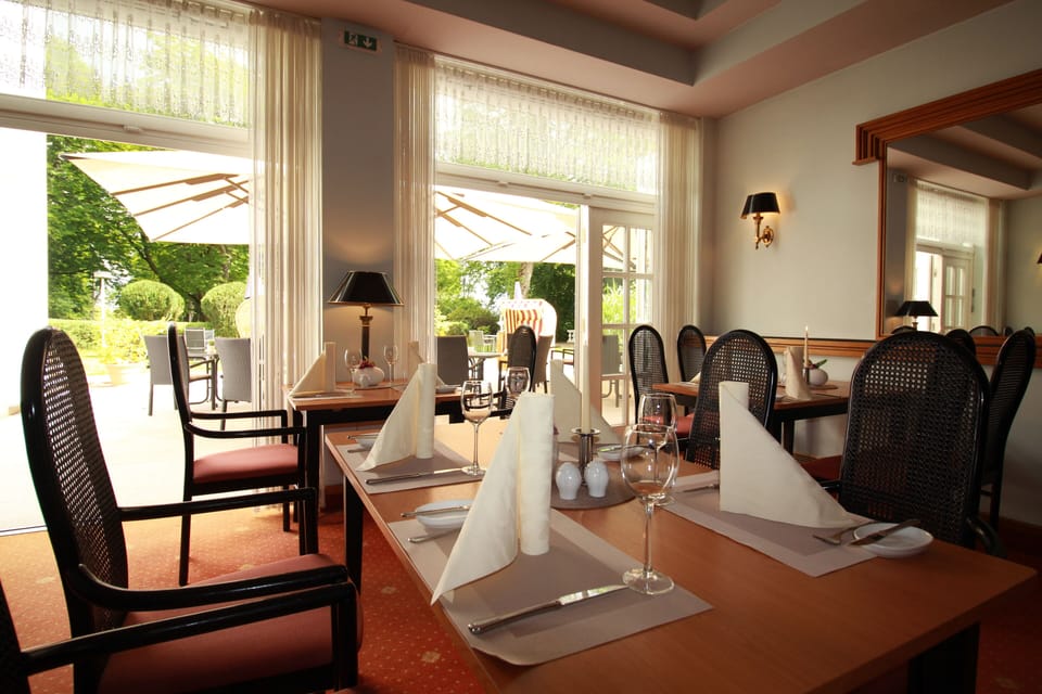 Lunch, dinner served; Regional cuisine, alfresco dining 