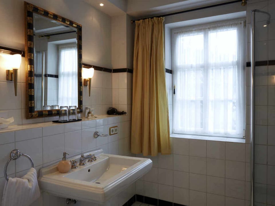Comfort Double Room | Bathroom | Hair dryer, towels