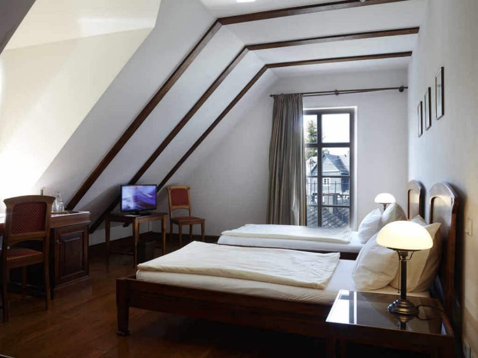 Comfort Double Room | Minibar, individually decorated, individually furnished, desk