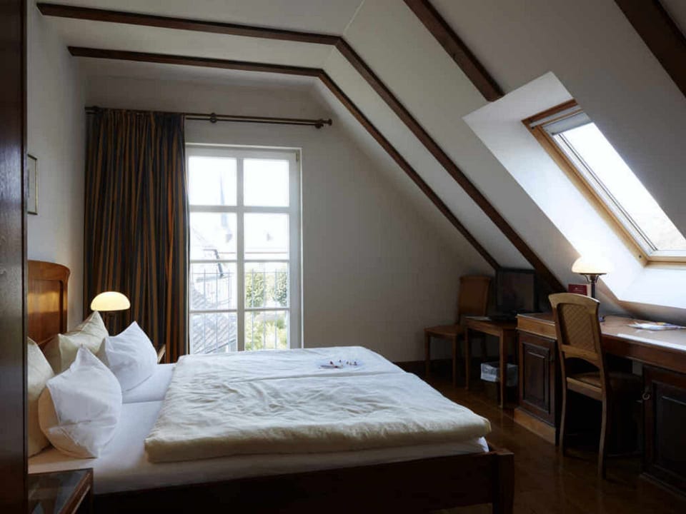 Comfort Double Room | Minibar, individually decorated, individually furnished, desk