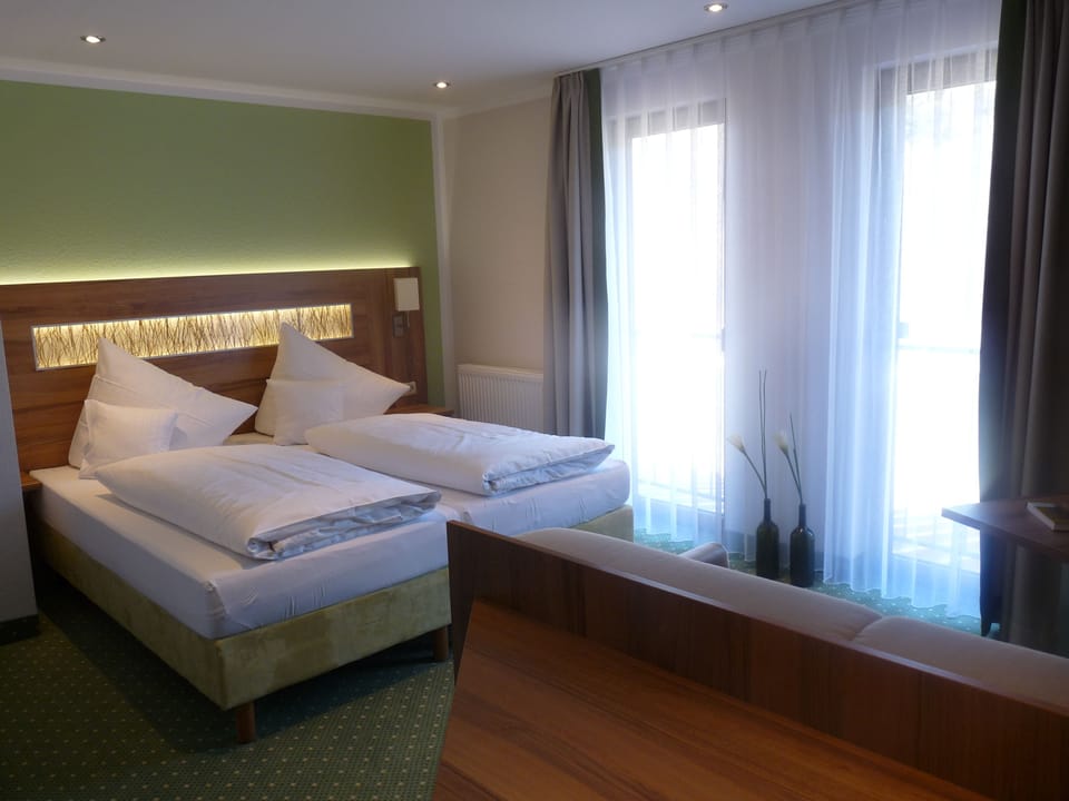 Double Room | Desk, iron/ironing board, rollaway beds, free WiFi