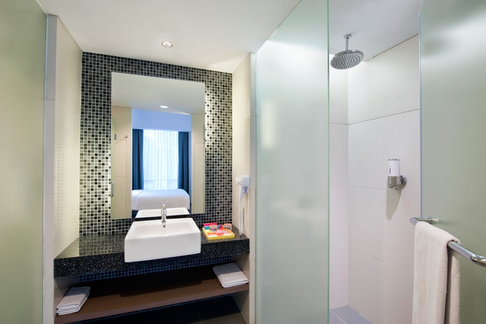 Junior Suite, 1 Queen Bed | Bathroom | Shower, rainfall showerhead, eco-friendly toiletries, hair dryer