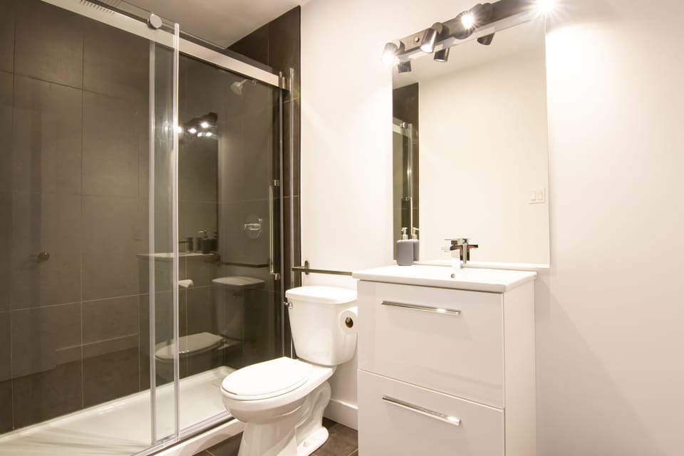 Classic Suite, 1 King Bed with Sofa bed | Bathroom | Combined shower/tub, free toiletries, hair dryer, towels
