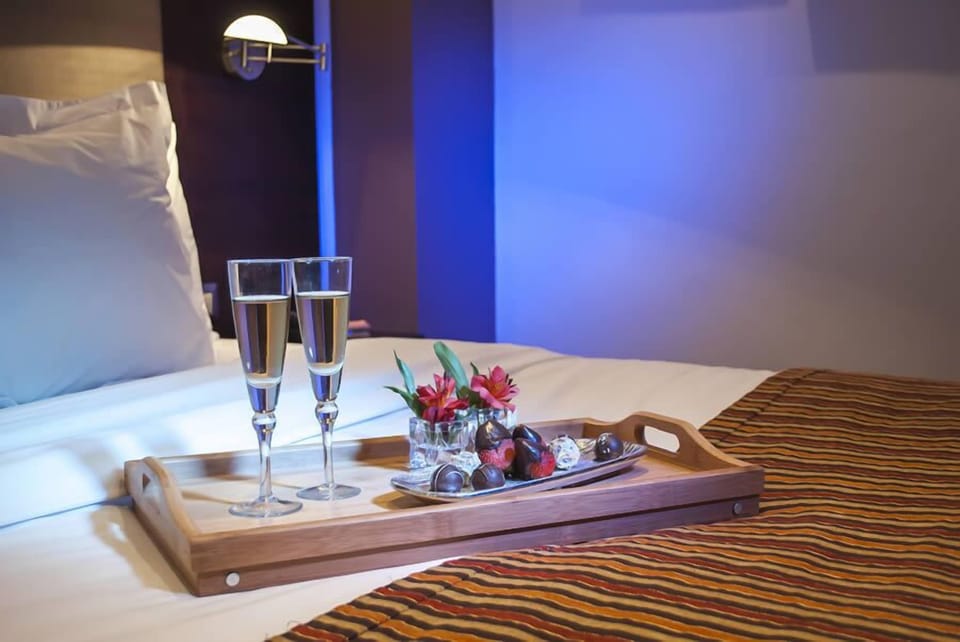 Suite, Jetted Tub | Down comforters, minibar, in-room safe, desk