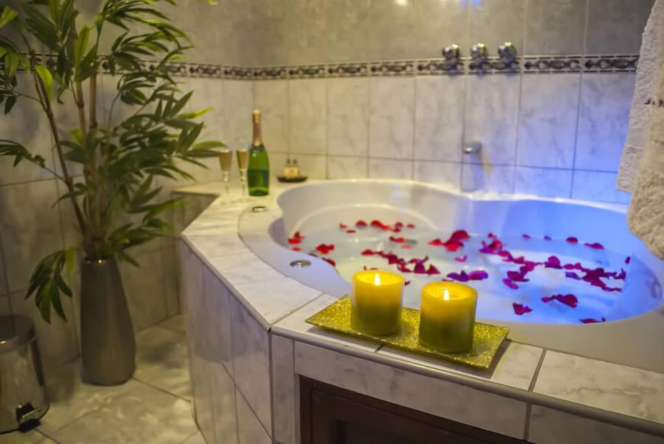 Suite, Jetted Tub | Jetted tub