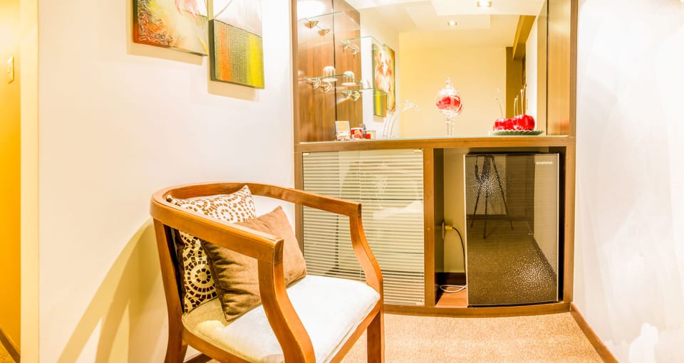 Suite, Jetted Tub | Down comforters, minibar, in-room safe, desk