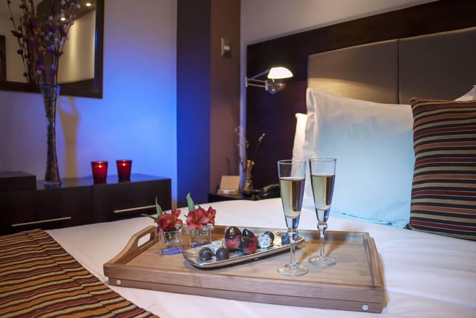 Suite, Jetted Tub | Down comforters, minibar, in-room safe, desk