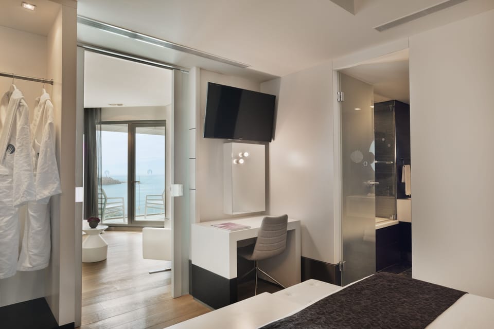 Royal Suite Executive | Premium bedding, down comforters, minibar, in-room safe