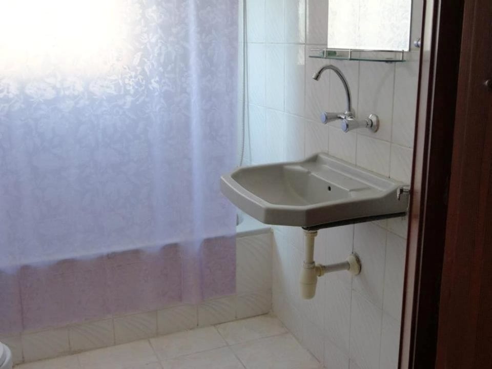 Bathroom sink