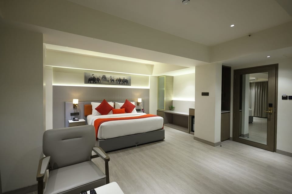In-room safe, individually furnished, desk, laptop workspace
