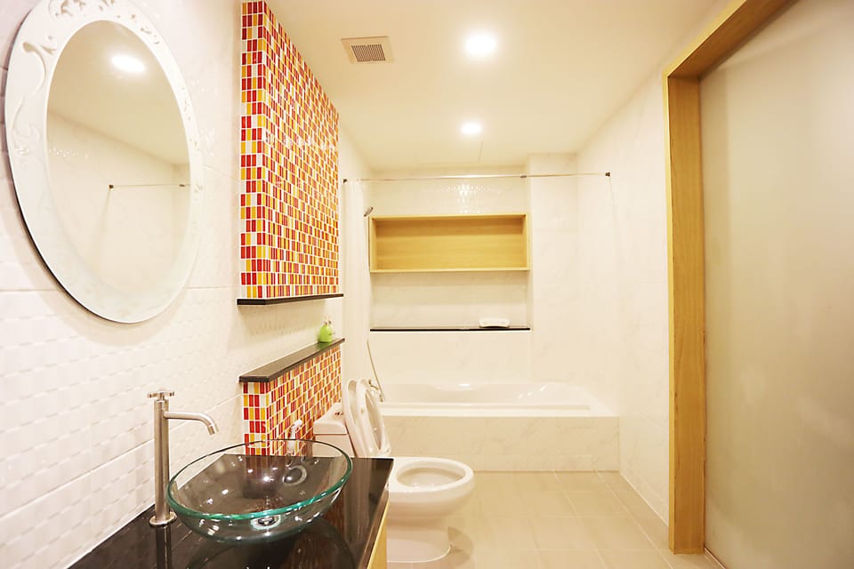 Family Suite Connecting room | Bathroom | Combined shower/tub, towels
